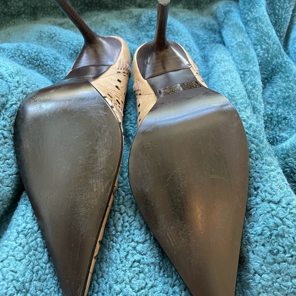 Camel-colored soft leather cut-out pointy toes pumps. Perfect color for Autumn! - Picture 7 of 8